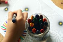 Enfant dessin crayons